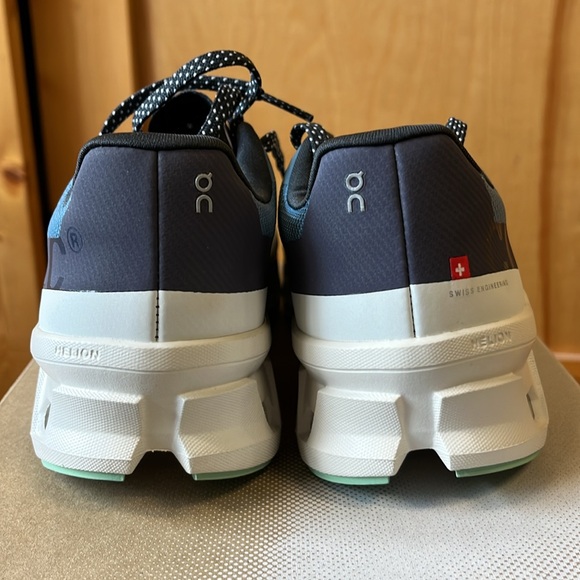 On Cloudmonster Women’s 8.5 - Picture 4 of 6